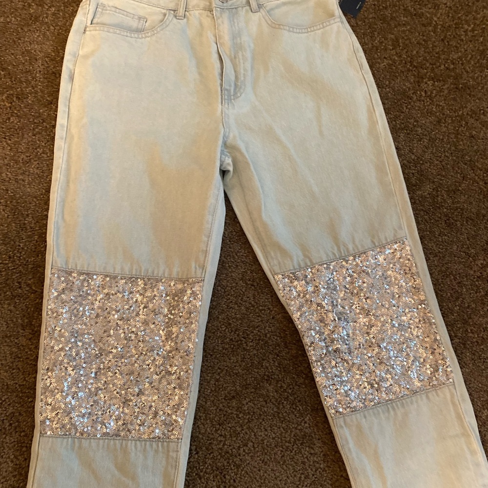 Concert Jeans 👖, ready to spice up any fit! High waist and super cute 🥰 - Picture 2 of 9
